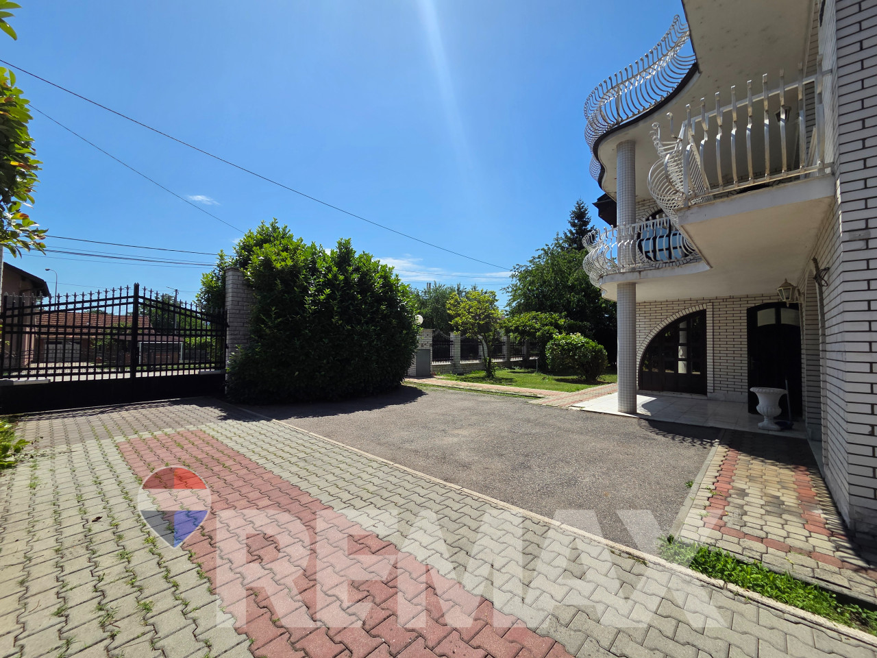 Kuća za najam 330m2,3 etaže,plac 852m2, parking,pogodno za vrtić 5