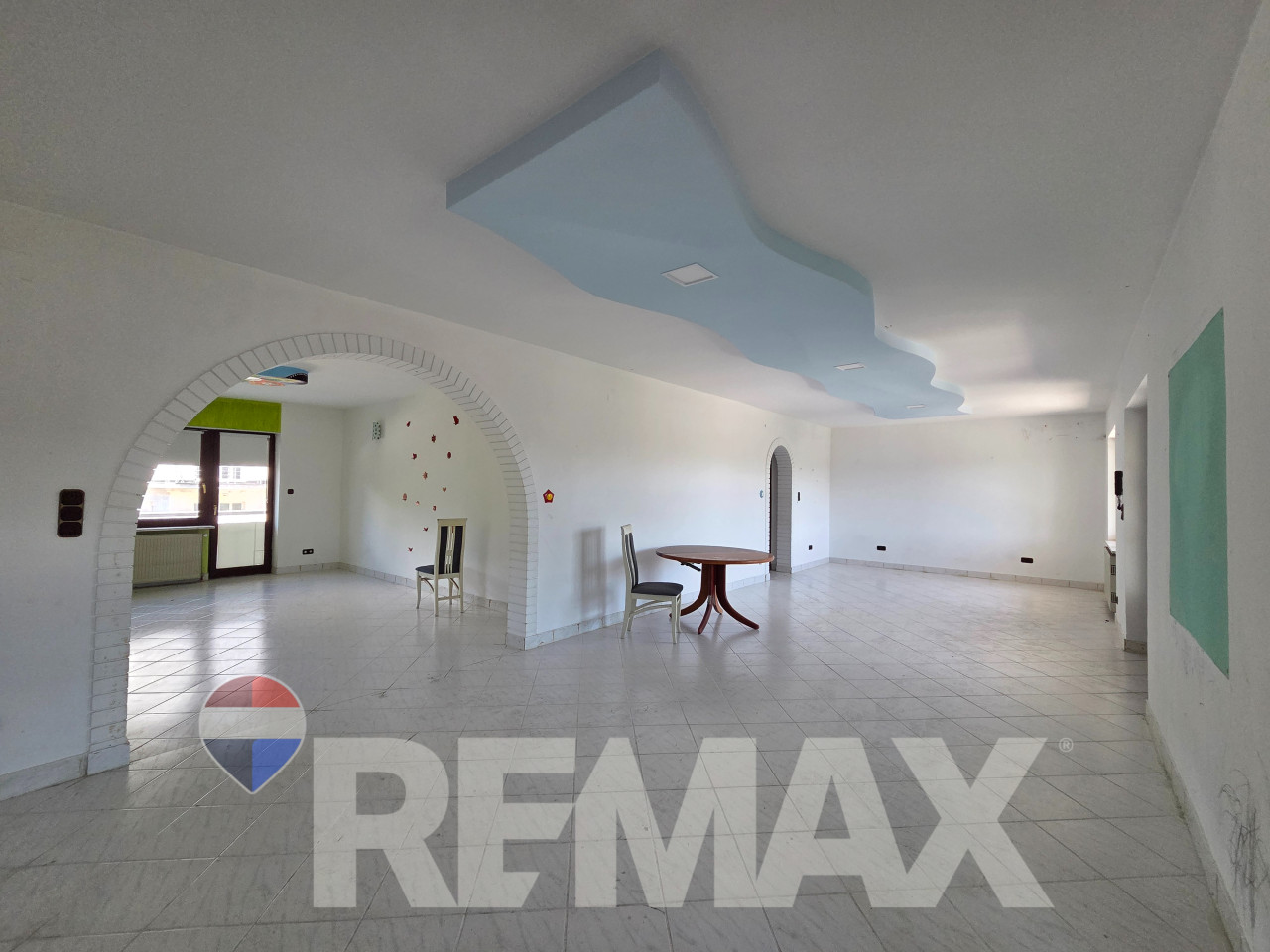 Kuća za najam 330m2,3 etaže,plac 852m2, parking,pogodno za vrtić 6
