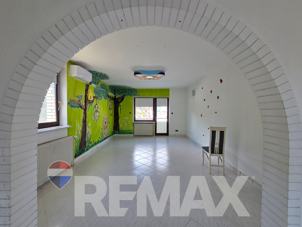 Kuća za najam 330m2,3 etaže,plac 852m2, parking,pogodno za vrtić 7