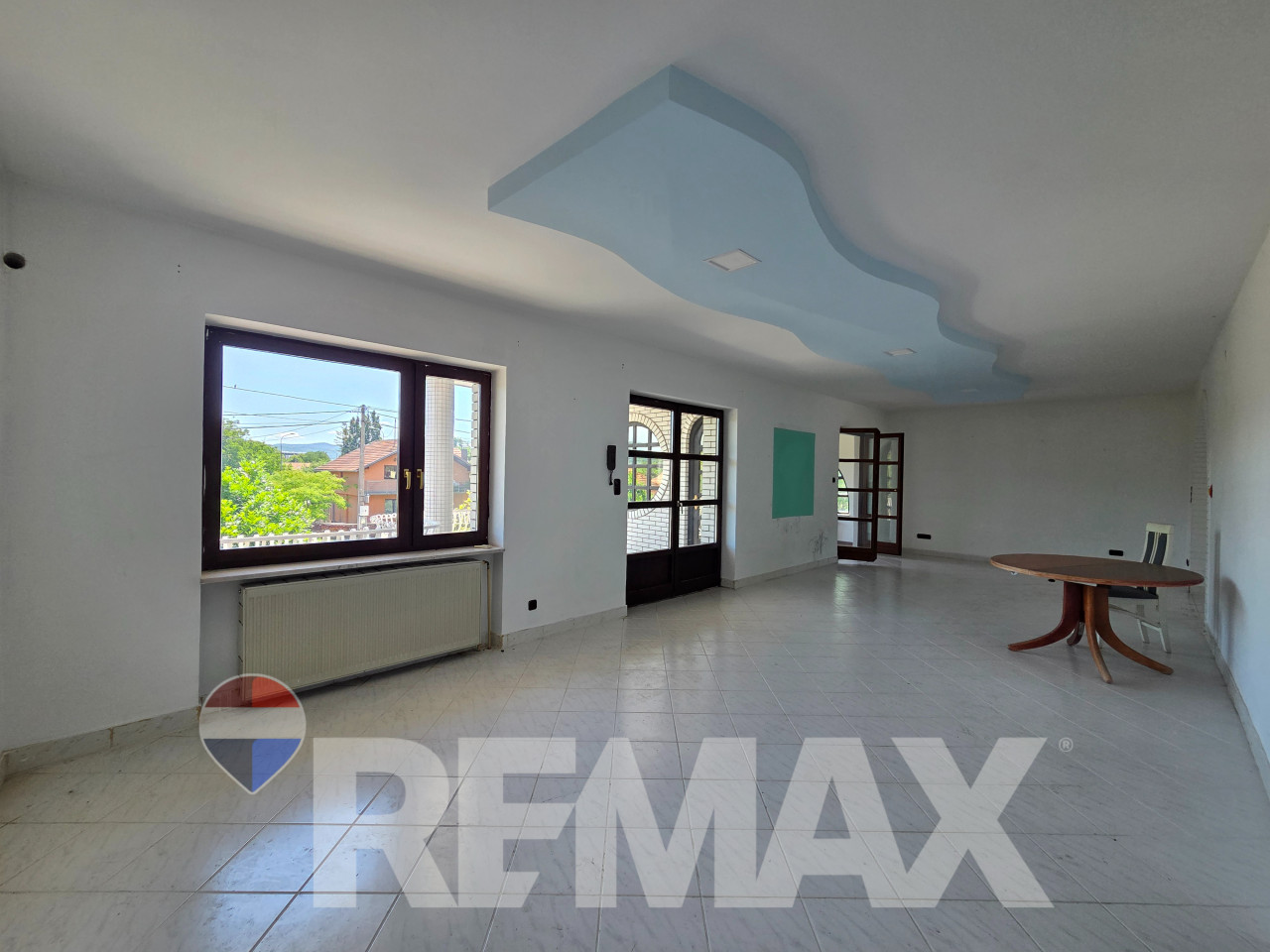Kuća za najam 330m2,3 etaže,plac 852m2, parking,pogodno za vrtić 8