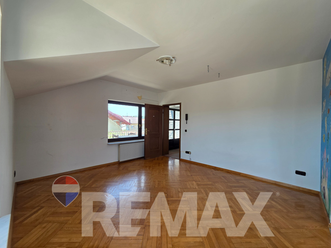 Kuća za najam 330m2,3 etaže,plac 852m2, parking,pogodno za vrtić 13