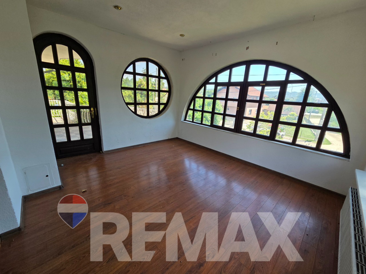 Kuća za najam 330m2,3 etaže,plac 852m2, parking,pogodno za vrtić 14