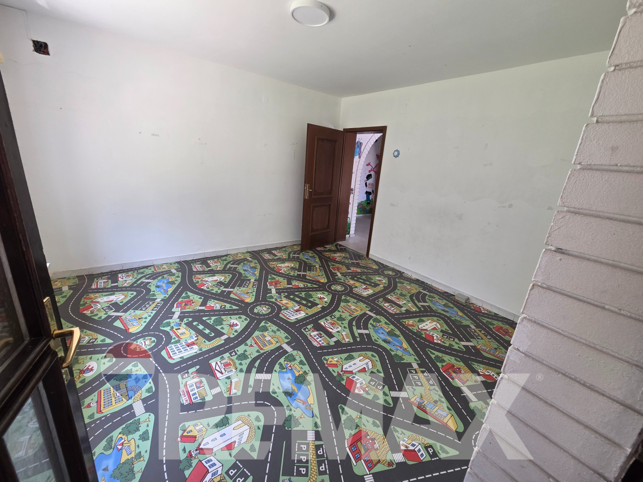 Kuća za najam 330m2,3 etaže,plac 852m2, parking,pogodno za vrtić 15