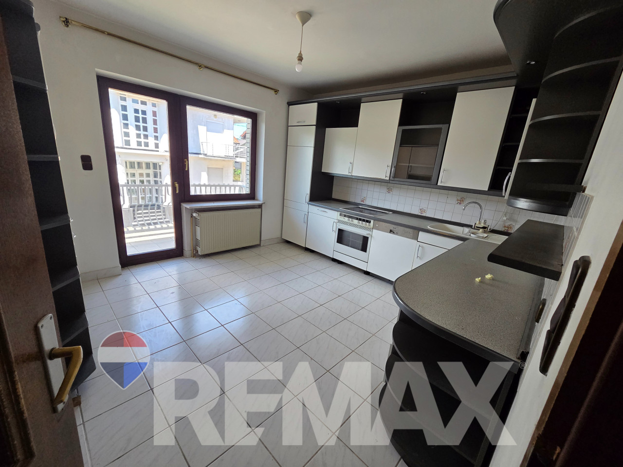 Kuća za najam 330m2,3 etaže,plac 852m2, parking,pogodno za vrtić 17