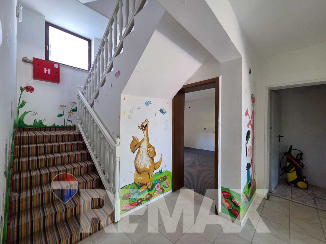 Kuća za najam 330m2,3 etaže,plac 852m2, parking,pogodno za vrtić 18