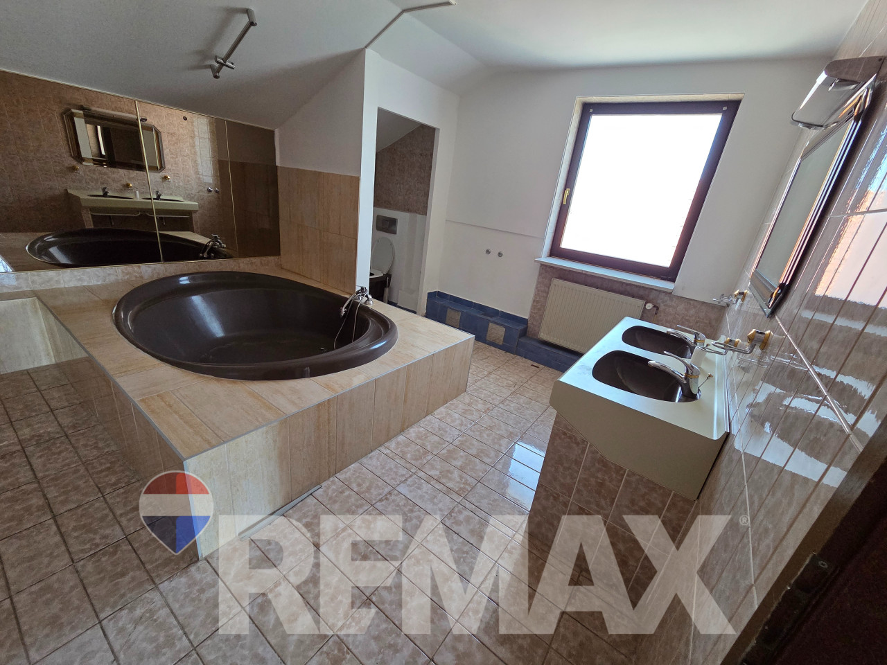 Kuća za najam 330m2,3 etaže,plac 852m2, parking,pogodno za vrtić 19