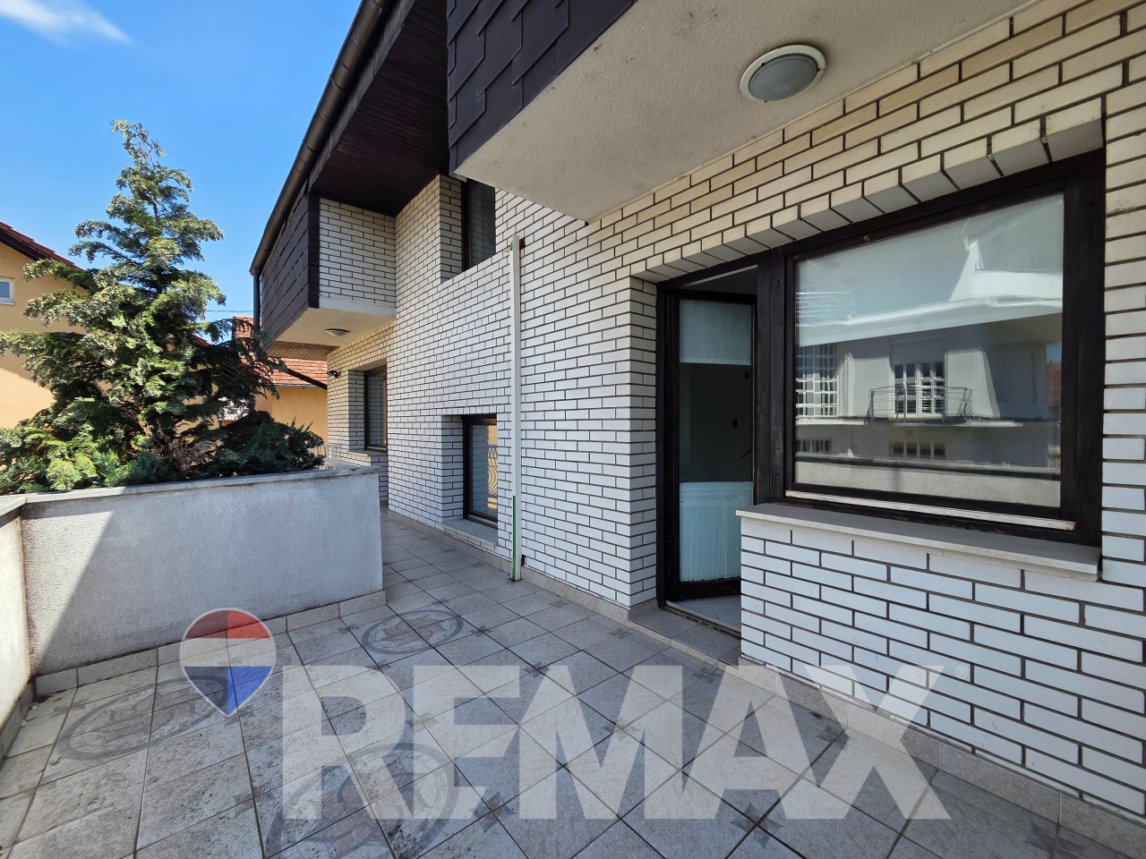 Kuća za najam 330m2,3 etaže,plac 852m2, parking,pogodno za vrtić 21