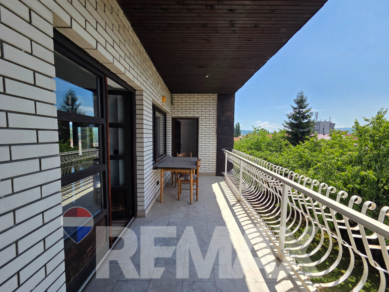 Kuća za najam 330m2,3 etaže,plac 852m2, parking,pogodno za vrtić 22