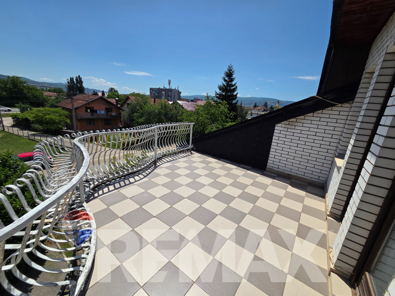 Kuća za najam 330m2,3 etaže,plac 852m2, parking,pogodno za vrtić 23