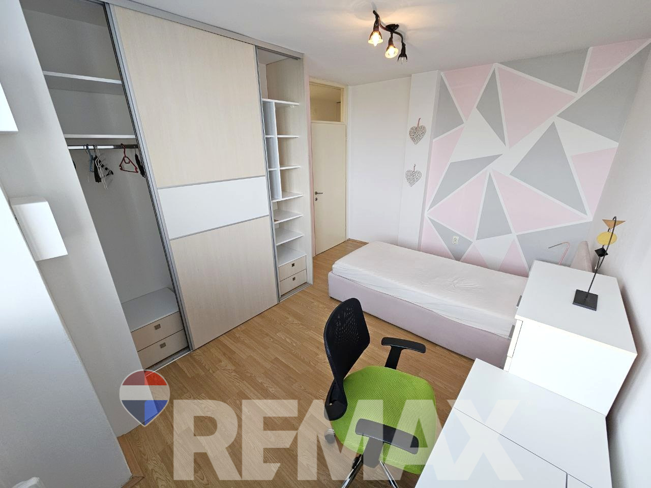 Renoviran trosoban stan na Mejdanu - blizina fakulteta 8