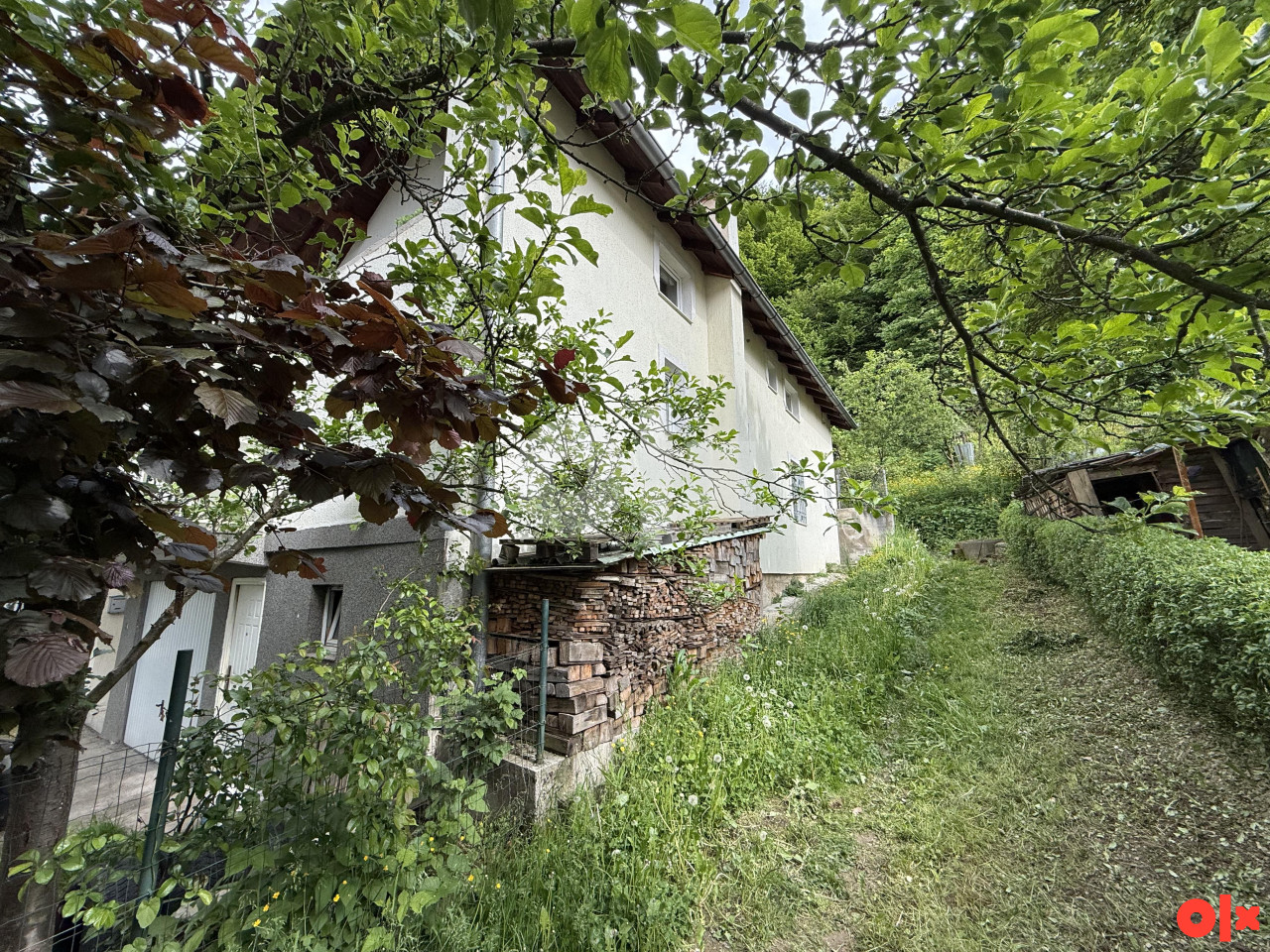 Kuća u Binježevu sa dva stana, garažom i terasama 2
