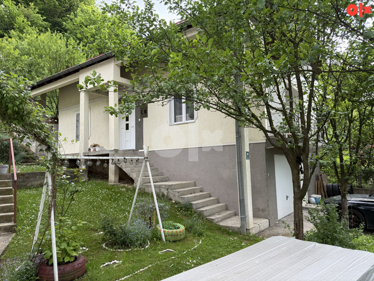 Kuća u Binježevu sa dva stana, garažom i terasama 3