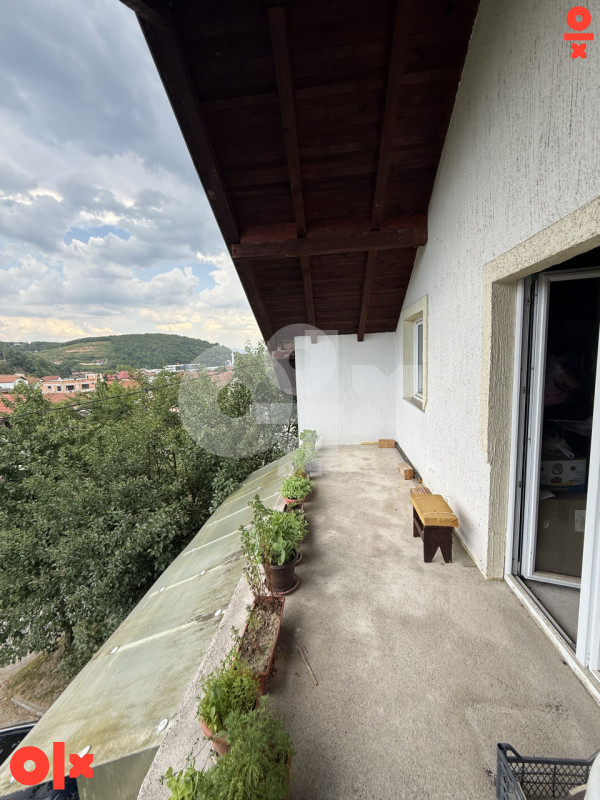 Kuća u Binježevu sa dva stana, garažom i terasama 24