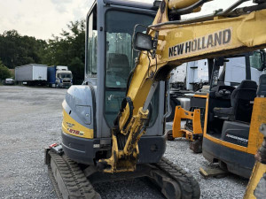 Mini bager New Holland Kobelco 2006. godište