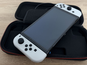 Nintendo Switch Oled Model + TORBICA + IGRA AKCIJA KAO NOVO