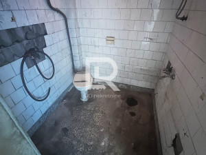 Na prodaju jednosoban stan 41 m2, za renoviranje, Širi centar photo 5