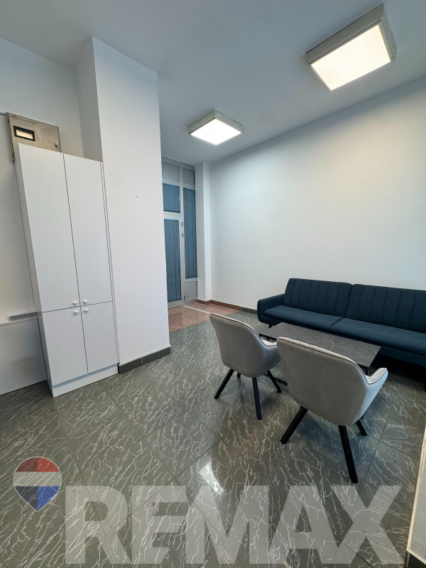 Poslovni prostor | 30m2 | Top lokacija | Kompletno opremljen 3