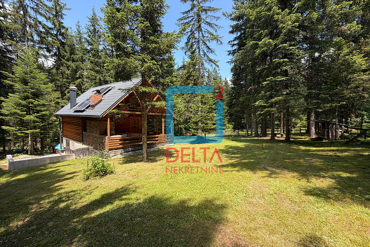 Vikendica na parceli 2.005 m2 / Nišići