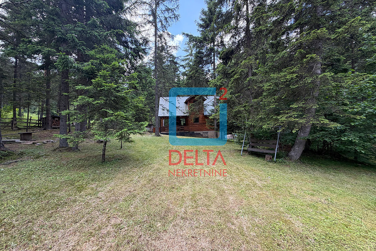 Vikendica na parceli 2.005 m2 / Nišići 11