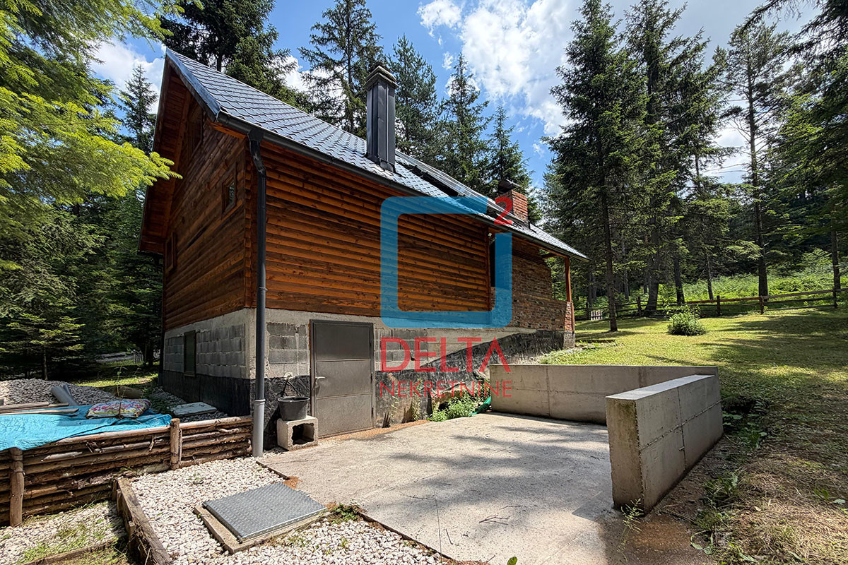 Vikendica na parceli 2.005 m2 / Nišići 15