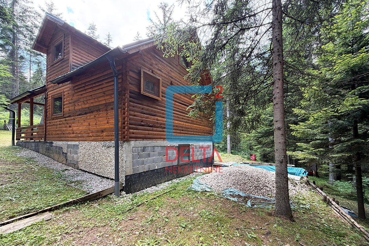Vikendica na parceli 2.005 m2 / Nišići 16