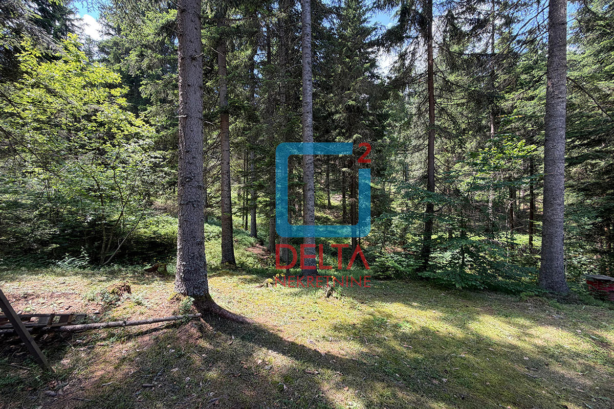 Vikendica na parceli 2.005 m2 / Nišići 17