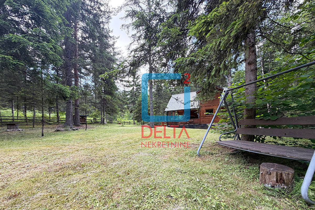 Vikendica na parceli 2.005 m2 / Nišići 20