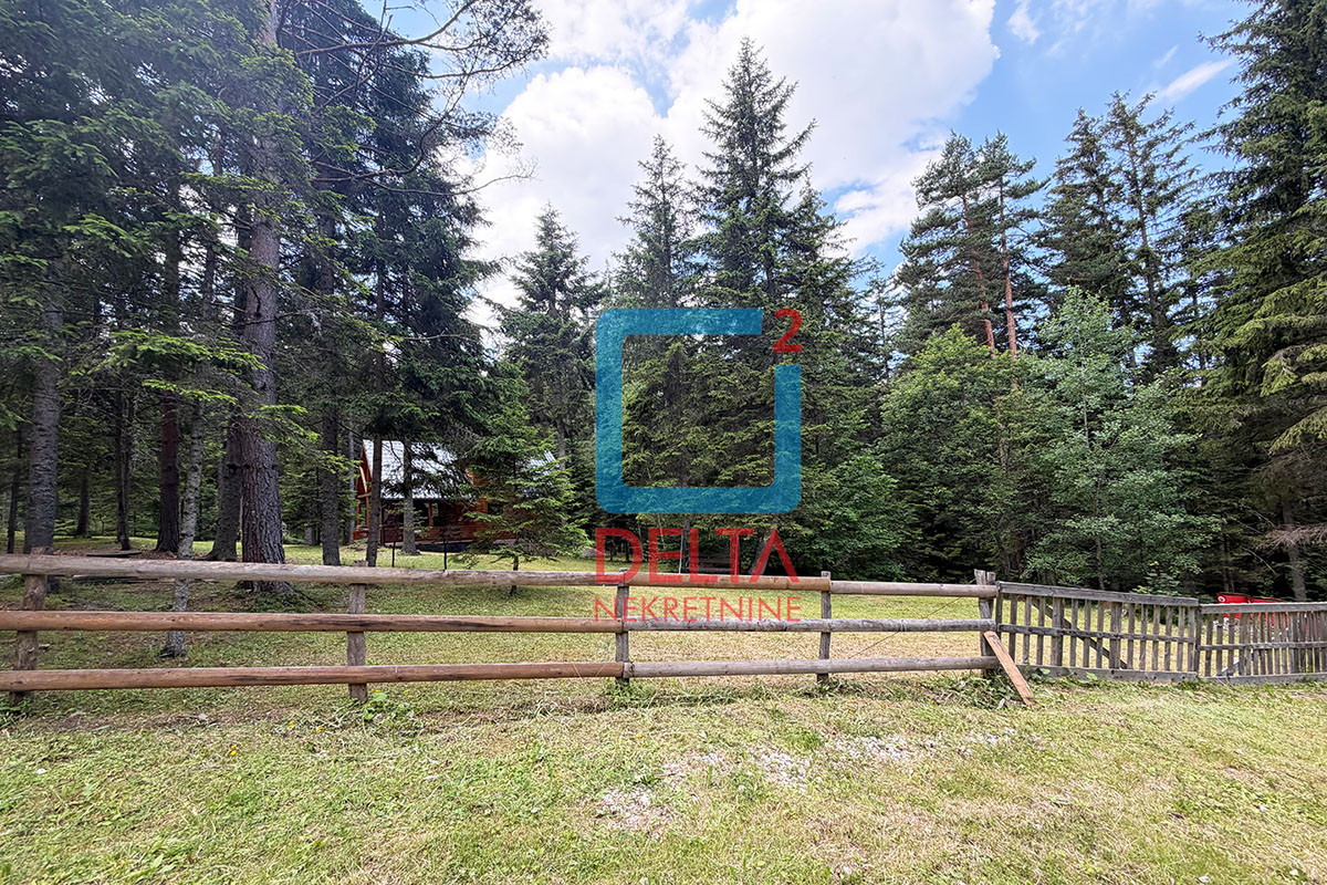 Vikendica na parceli 2.005 m2 / Nišići 22