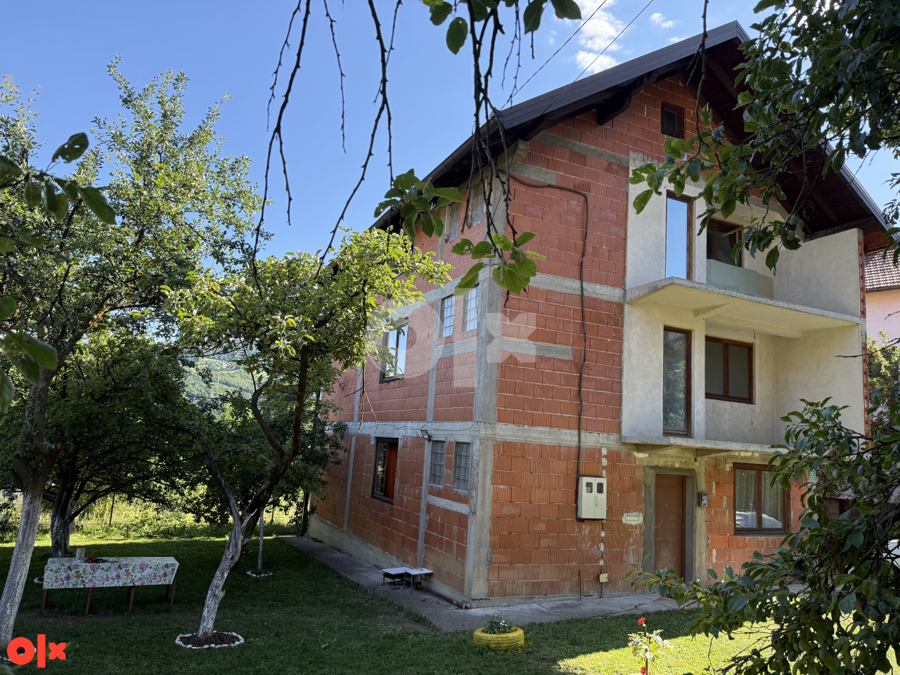 Prostrana porodična kuća sa okućnicom Hotonj