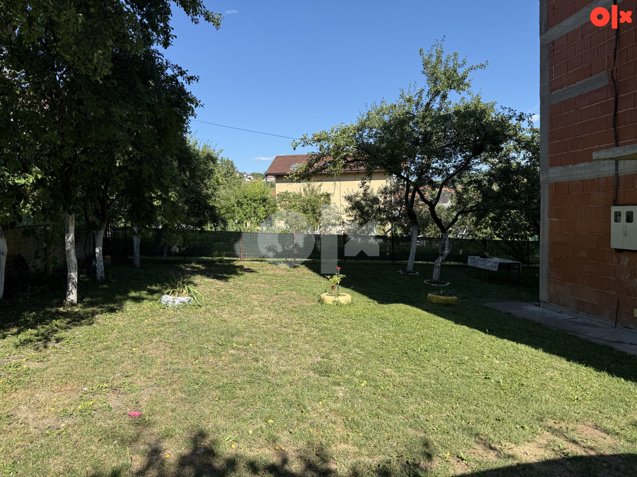 Prostrana porodična kuća sa okućnicom Hotonj 2