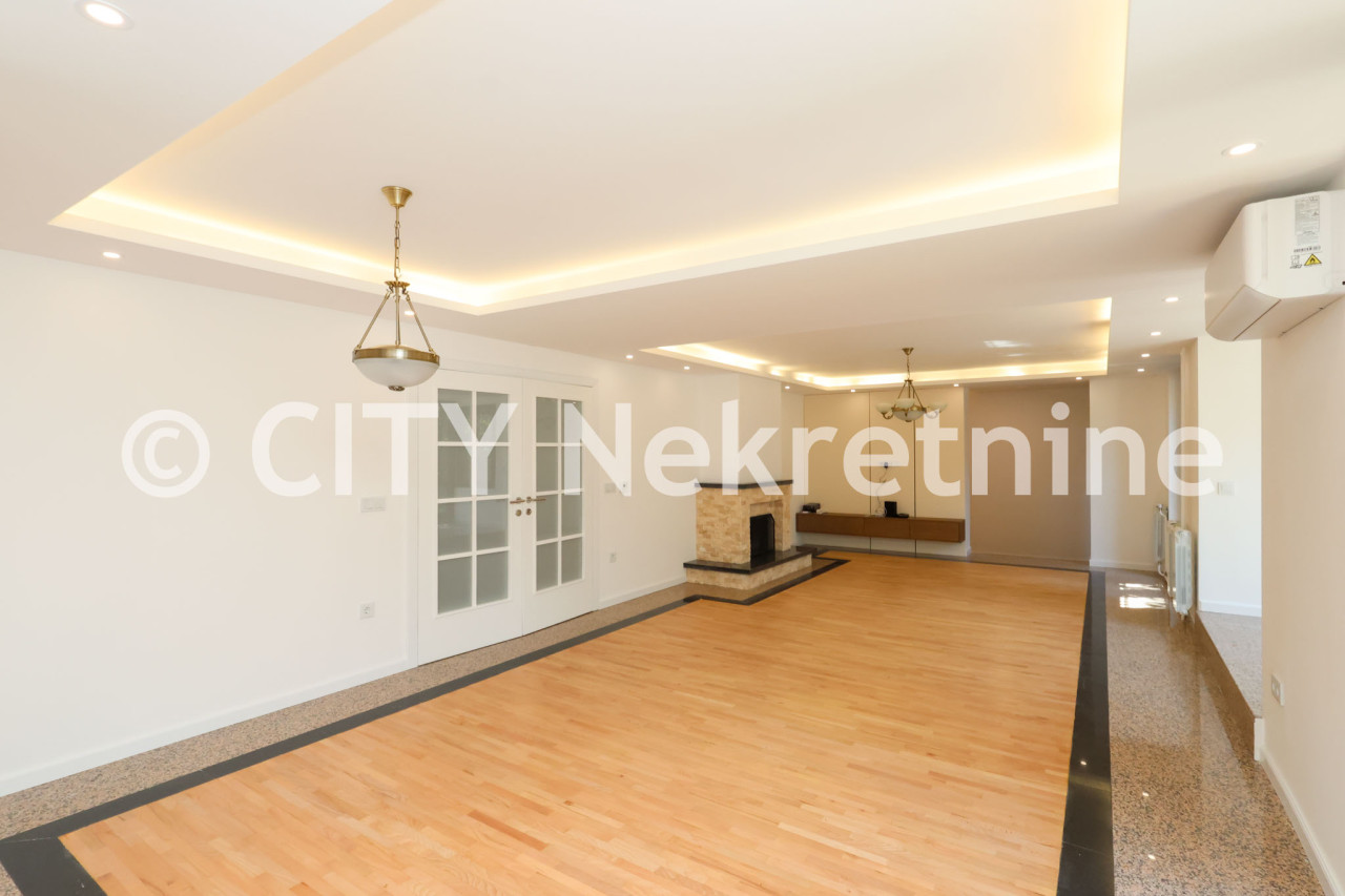 Kuća sa dvorištem i garažom - Stari Grad - 250 m2 2