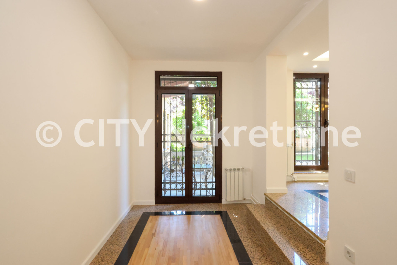 Kuća sa dvorištem i garažom - Stari Grad - 250 m2 5