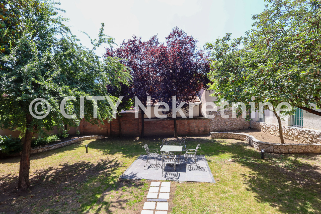 Kuća sa dvorištem i garažom - Stari Grad - 250 m2 9