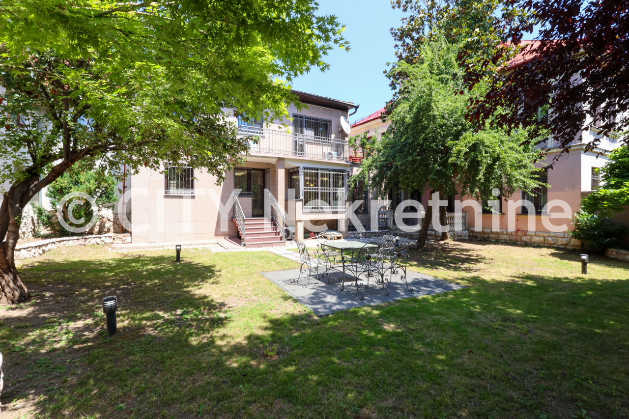 Kuća sa dvorištem i garažom - Stari Grad - 250 m2 10