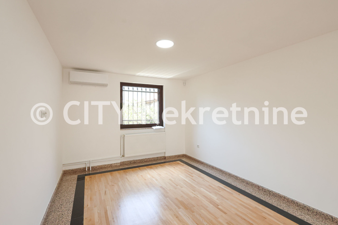 Kuća sa dvorištem i garažom - Stari Grad - 250 m2 13