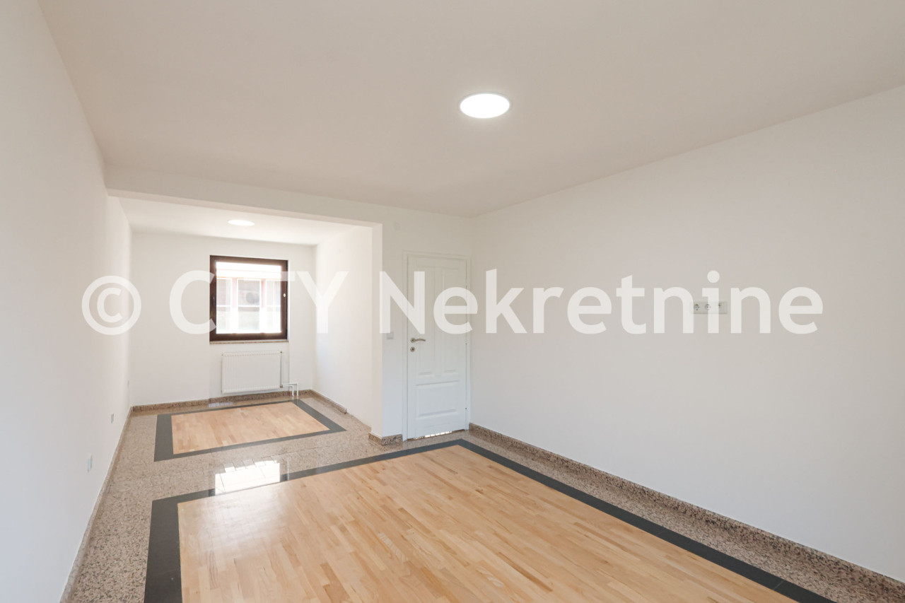 Kuća sa dvorištem i garažom - Stari Grad - 250 m2 14