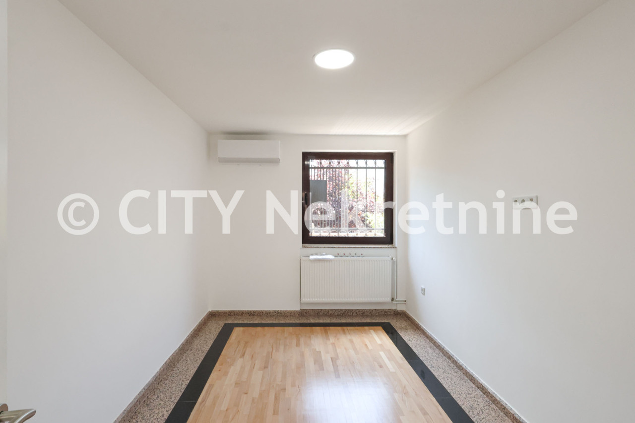Kuća sa dvorištem i garažom - Stari Grad - 250 m2 15