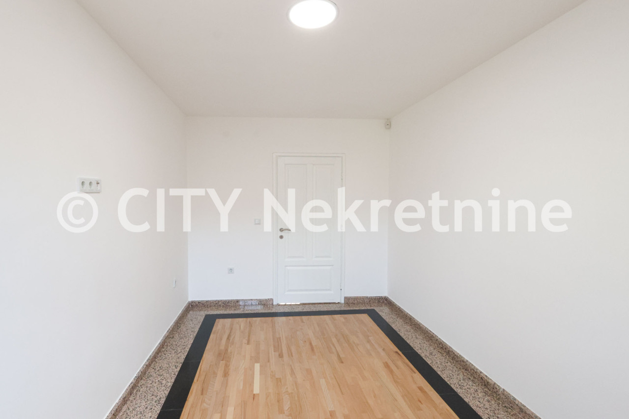 Kuća sa dvorištem i garažom - Stari Grad - 250 m2 16