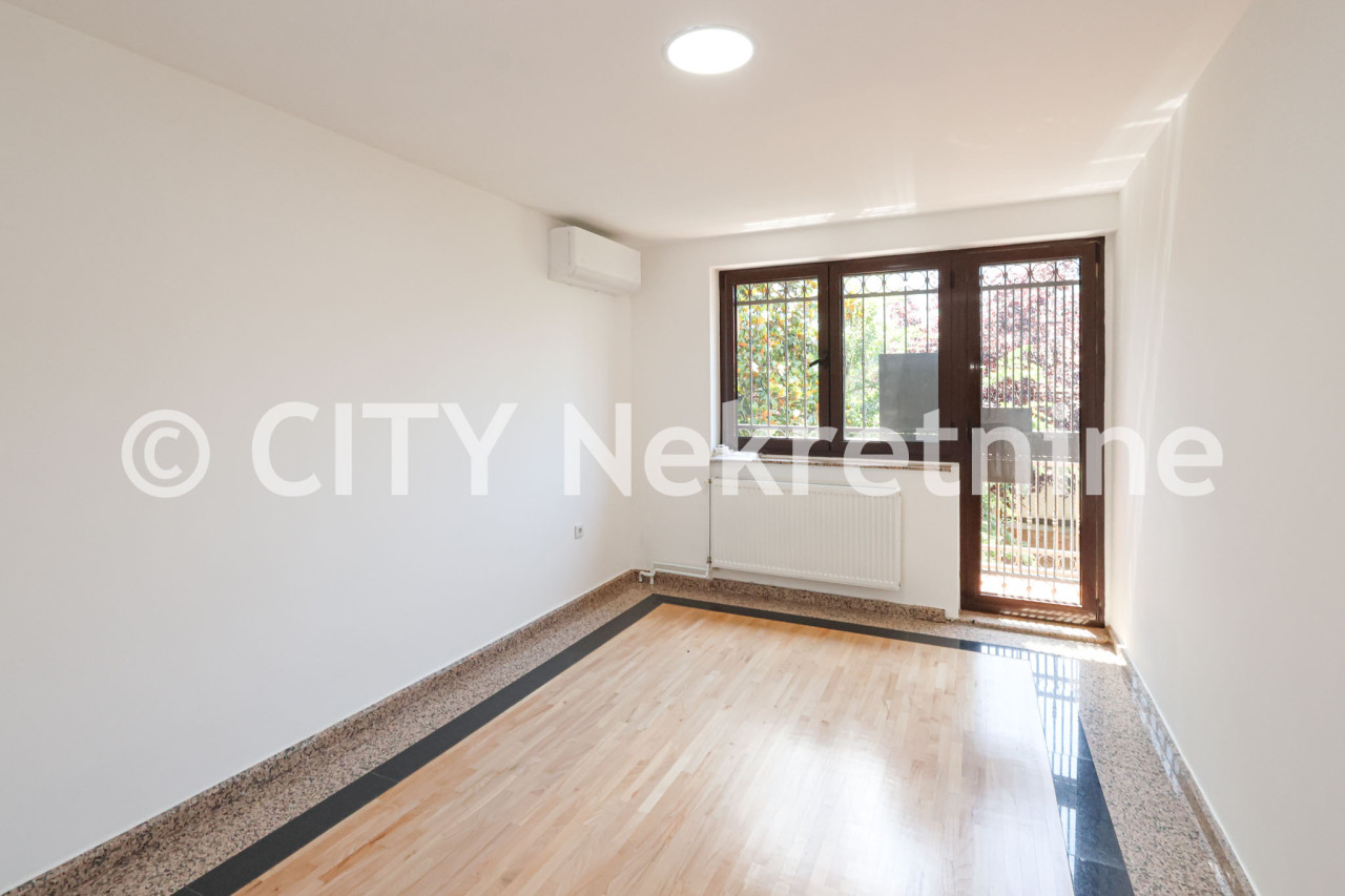 Kuća sa dvorištem i garažom - Stari Grad - 250 m2 17