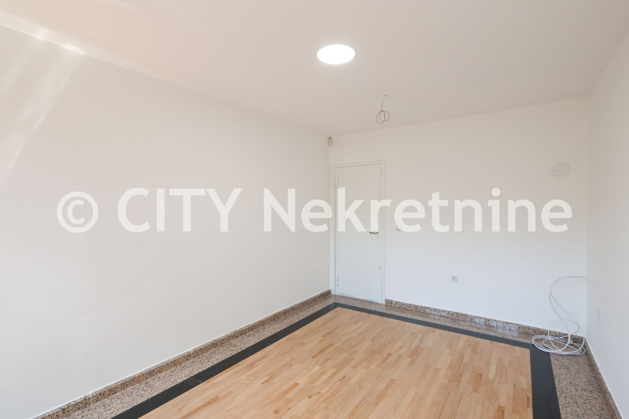 Kuća sa dvorištem i garažom - Stari Grad - 250 m2 18
