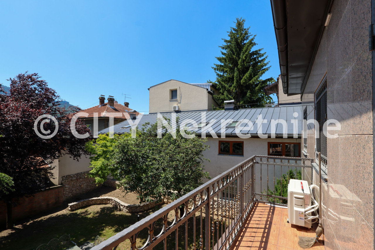 Kuća sa dvorištem i garažom - Stari Grad - 250 m2 19