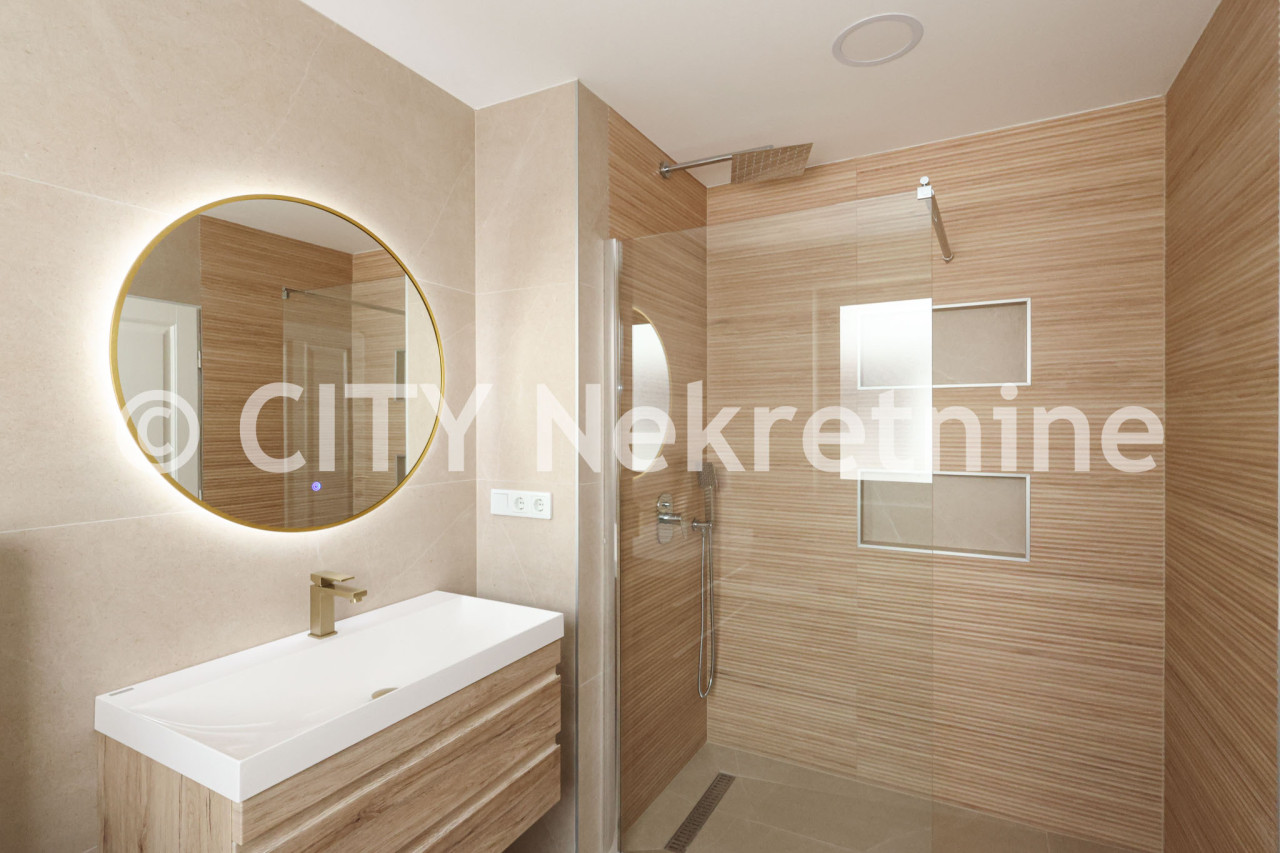 Kuća sa dvorištem i garažom - Stari Grad - 250 m2 20