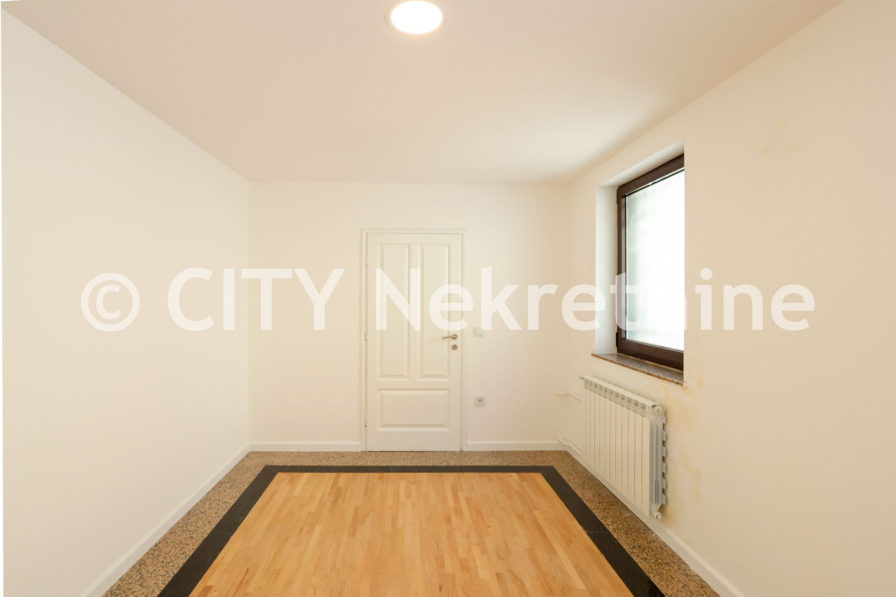 Kuća sa dvorištem i garažom - Stari Grad - 250 m2 23