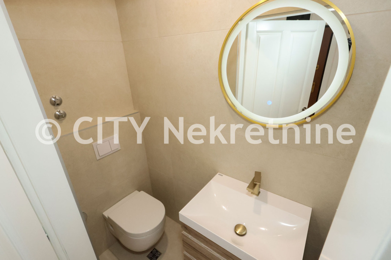 Kuća sa dvorištem i garažom - Stari Grad - 250 m2 24