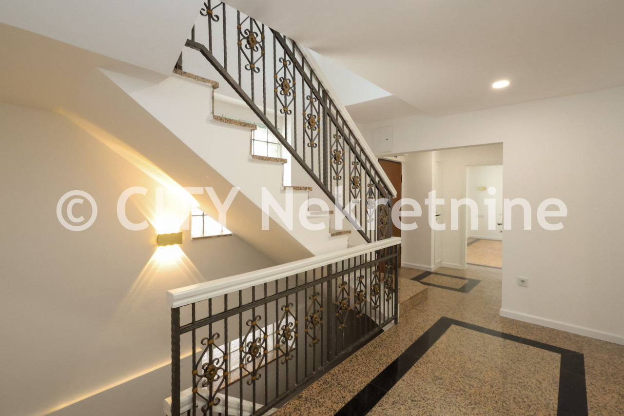Kuća sa dvorištem i garažom - Stari Grad - 250 m2 30