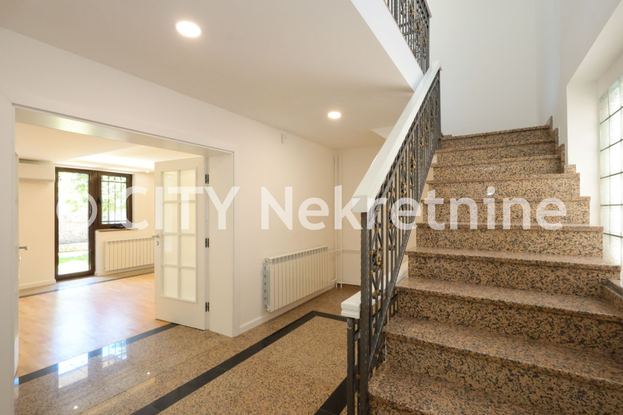 Kuća sa dvorištem i garažom - Stari Grad - 250 m2 31