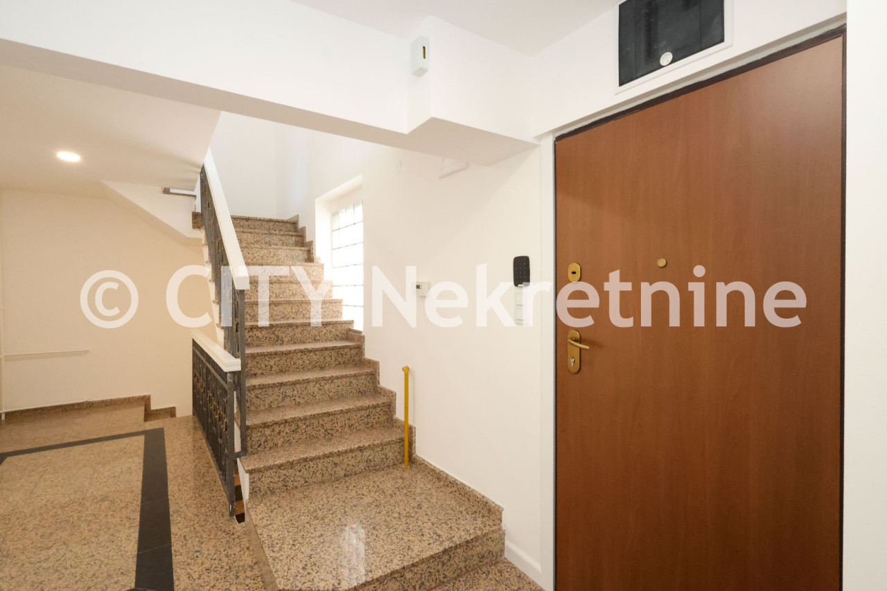 Kuća sa dvorištem i garažom - Stari Grad - 250 m2 32