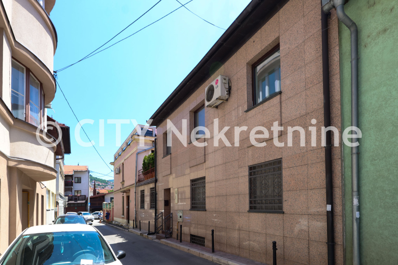 Kuća sa dvorištem i garažom - Stari Grad - 250 m2 34