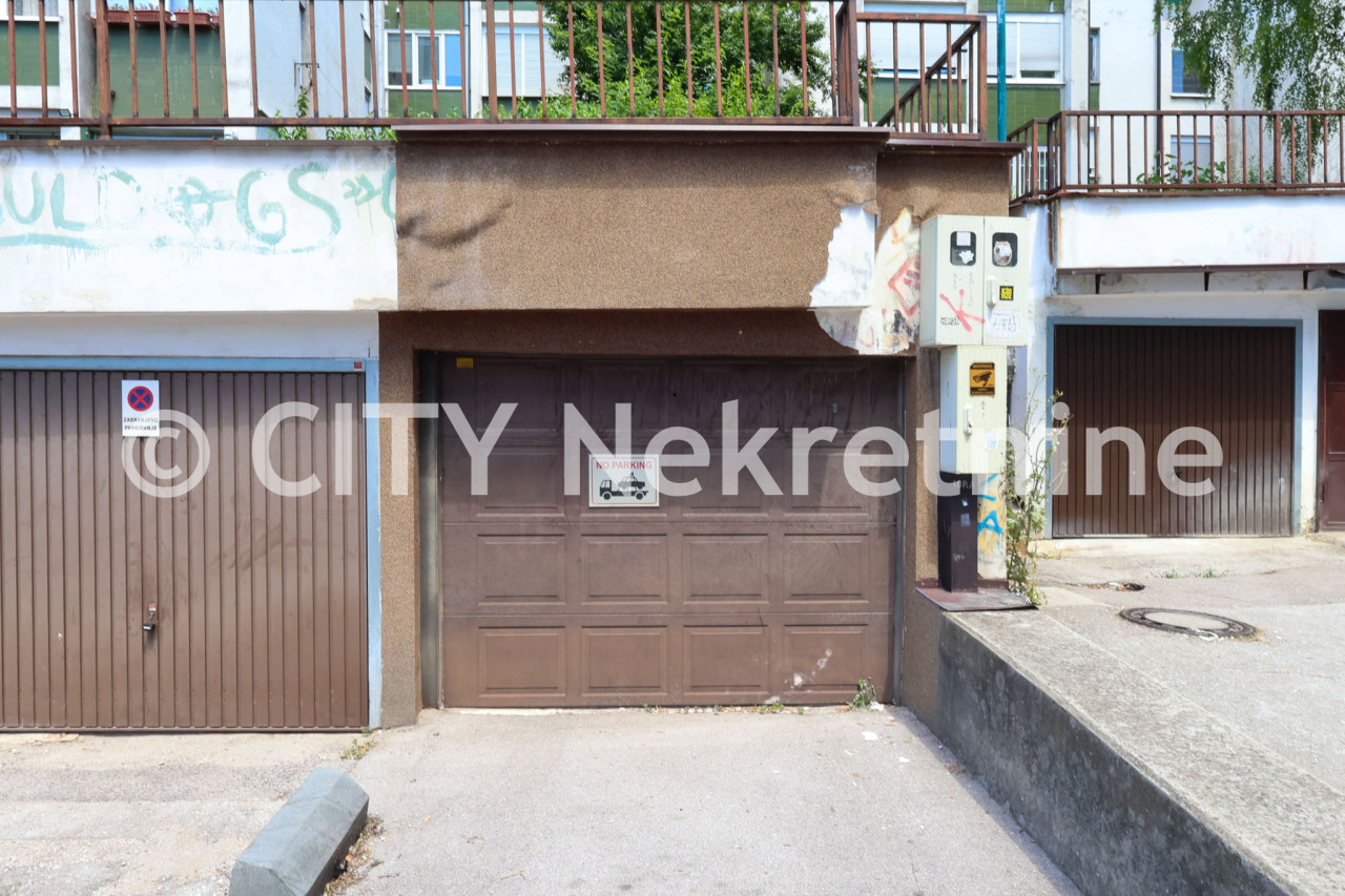 Kuća sa dvorištem i garažom - Stari Grad - 250 m2 35