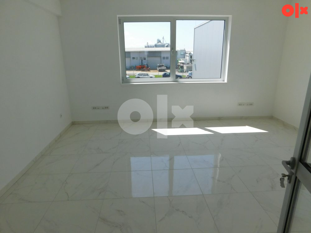 HALA- 2298m2 na placu površine 7880m2 - NOVA TOPOLA 15